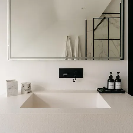 The Edgewater - Riverside Apartmán *
