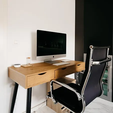 The Edgewater - Riverside Apartmán