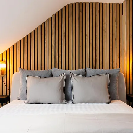The Edgewater - Riverside Apartment *