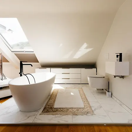The Edgewater - Riverside Apartmán